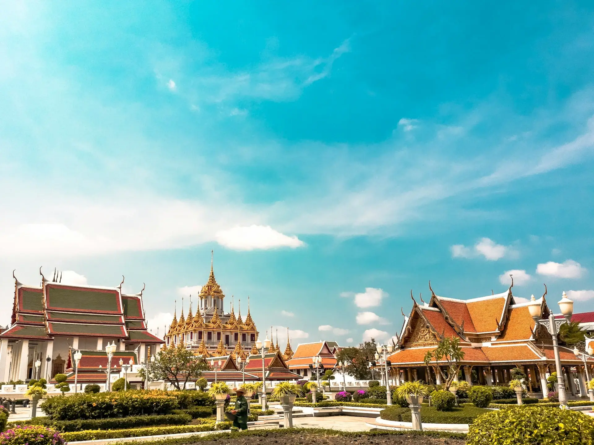 bangkok-orange-temples-daytime