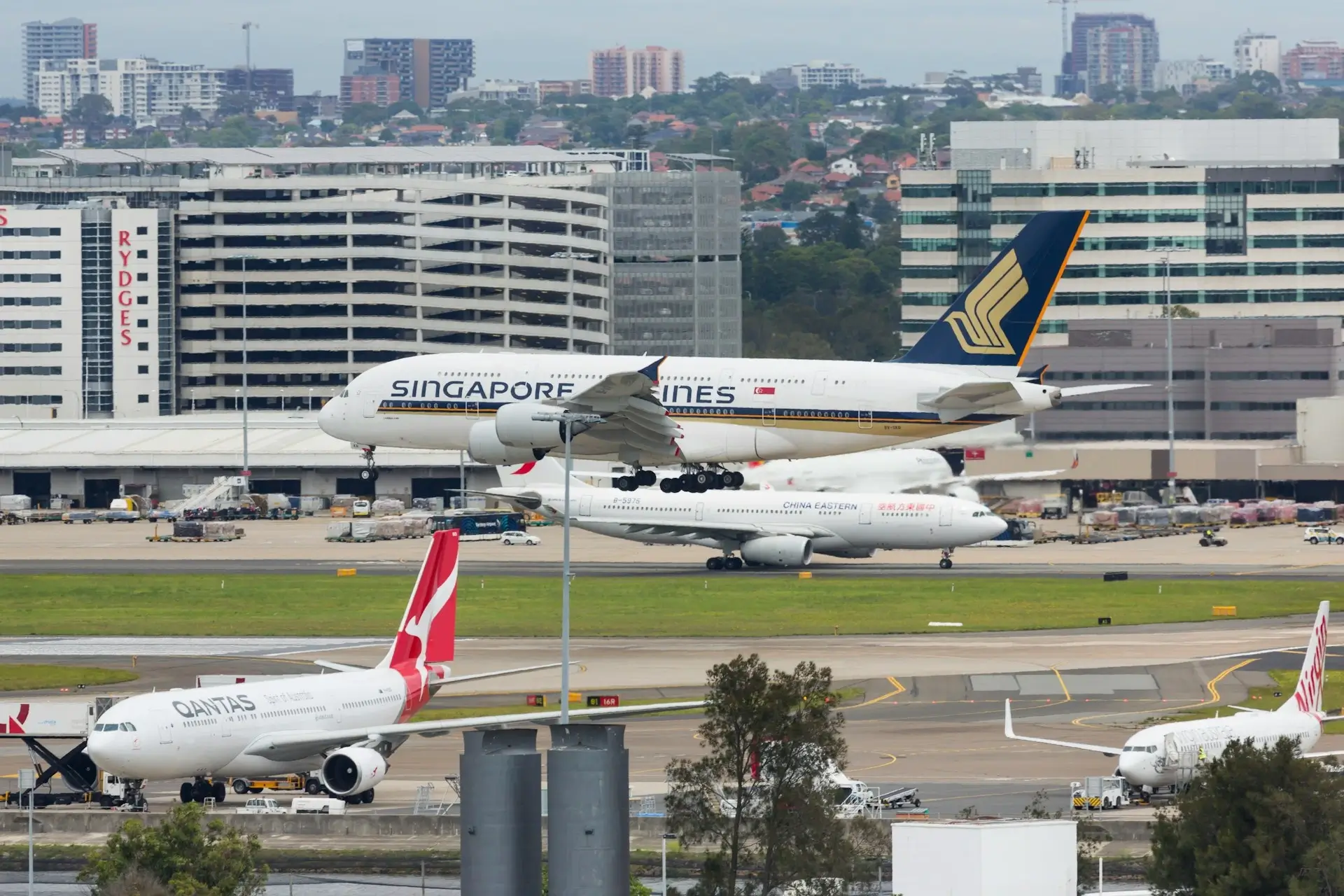 sydney_airport_airplane_daytime_2025